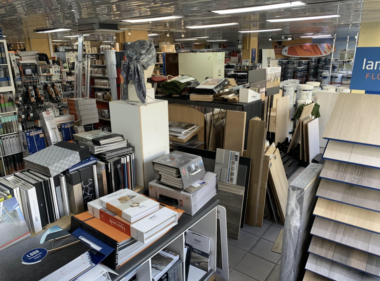 intérieur du magasins à sacofra gentilly là où il y a les catalogues