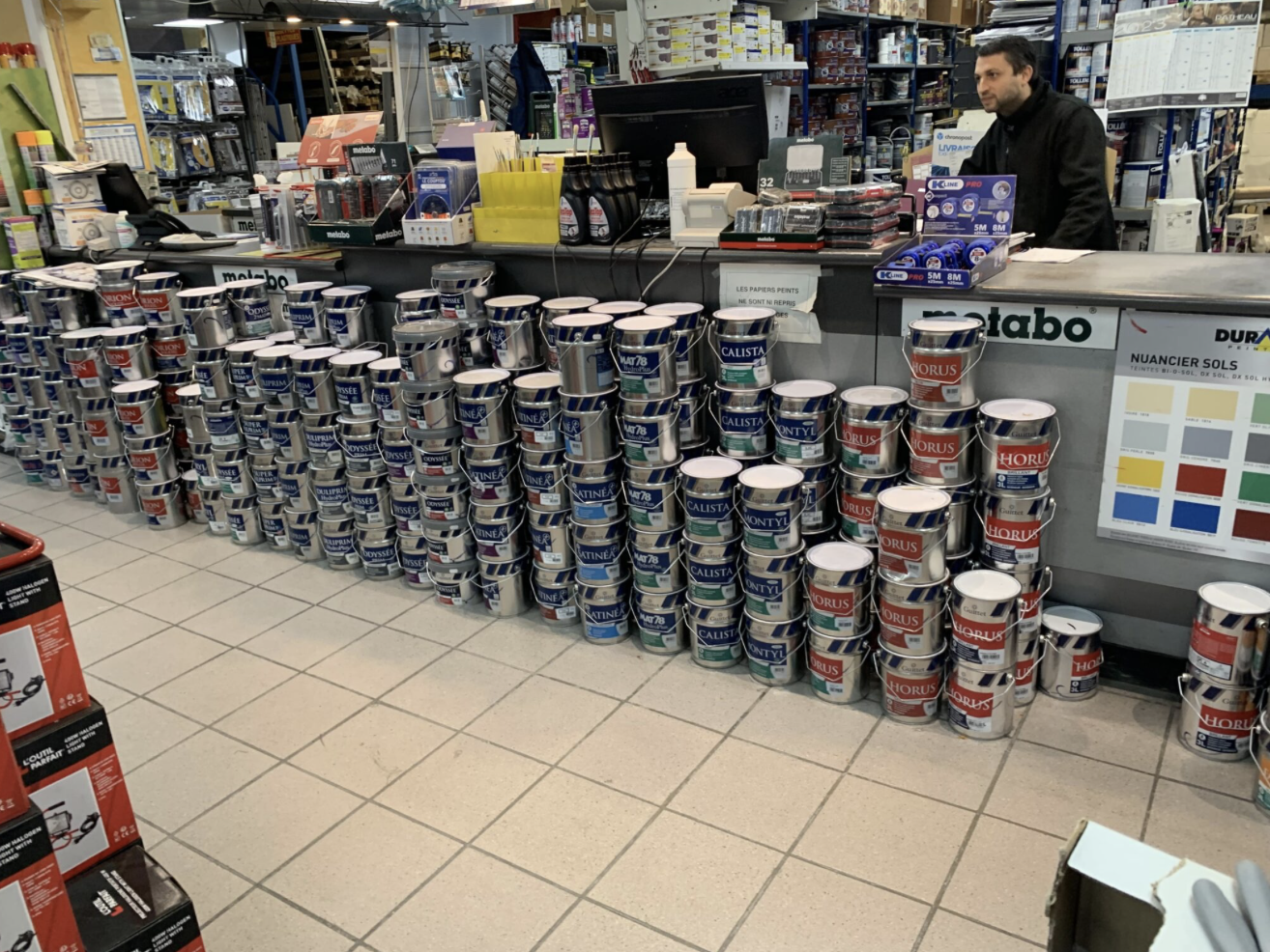 intérieur du magasins à sacofra gentilly vue sur le comptoir