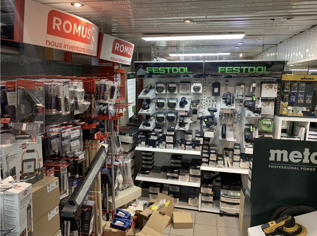 intérieur du magasins à sacofra gentilly côté Romus