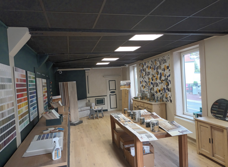 à l'intérieur du magasin de DOCKS Le Perreux côté papier peint et revêtement muraux