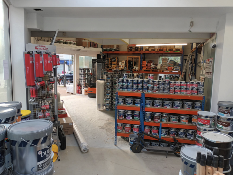 à l'intérieur du magasin de DOCKS Le Perreux vue sur l'entrée