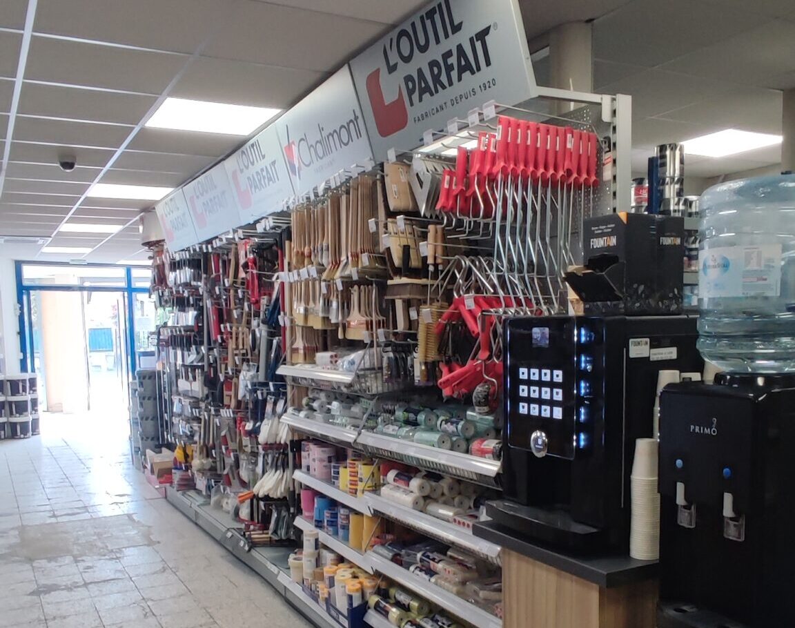 dans le magasin de houilles côté machine àcafé